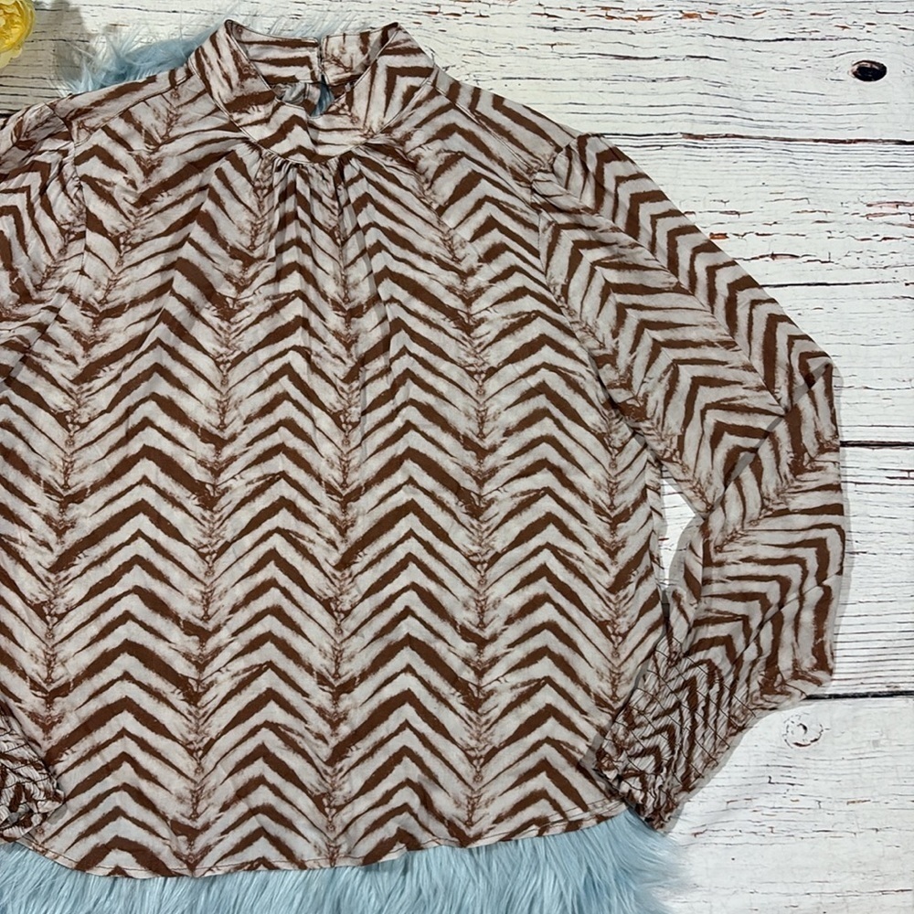 Bella Dahl Mock Neck Smocked Blouse in Golden Chevron Print - Picture 6 of 8
